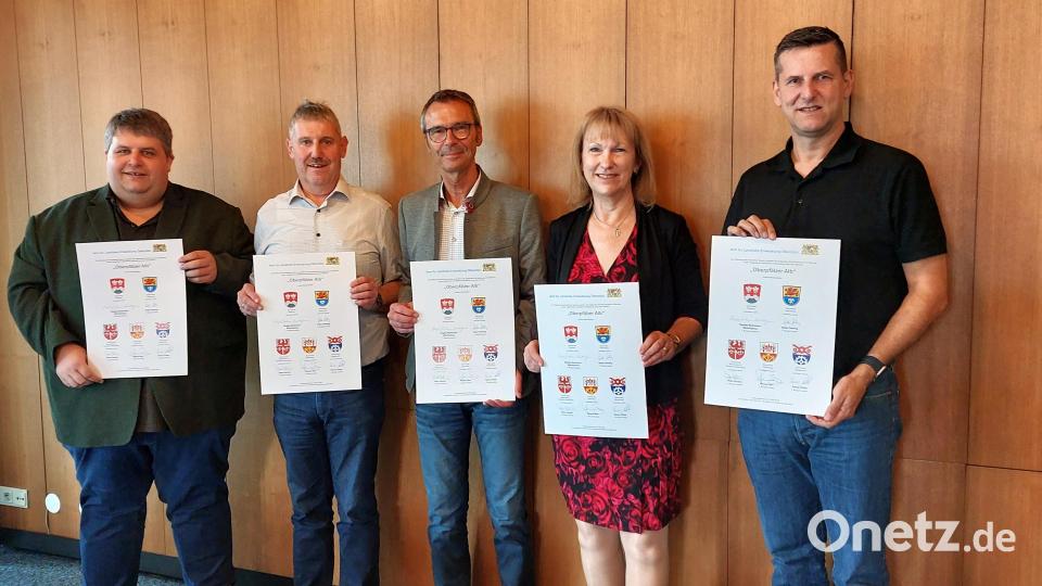 Für ihre Gemeinden unterschrieben (von links) Dieter Dehling (Illschwang), Reiner Pickel (Weigendorf), Peter Achatzi (Neukirchen), Brigitte Bachmann (Birgland) und Roman Berr (Etzelwang) die Verträge über die Kooperation in einer Integrierten Ländlichen Entwicklung. Bild: mfh