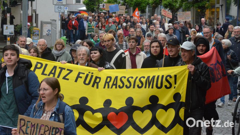 Der Demonstrationszug setzt sich vom Macerata-Platz in Richtung Oberer Markt in Bewegung, wo die Schlusskundgebung stattfindet. Bild: Kunz
