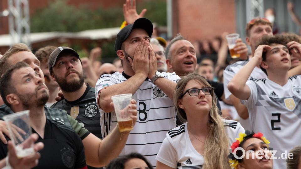 Mitfiebern bei Spielen der deutschen Fußballnationalmannschaft: Das kann man vorerst bei drei Terminen im Wiesauer Sportzentrum. Symbolbild: Paul Zinken/dpa