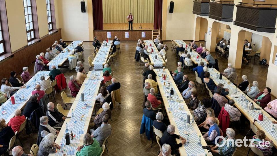 Sein 50-jähriges Bestehen feierte der BVS-Reha-Sportverein Waldsassen. Auf der Bühne im Festsaal stand Künstler Josef „Bäff“ Piendl. Bild: BVS-Rehasportverein Waldsassen/exb