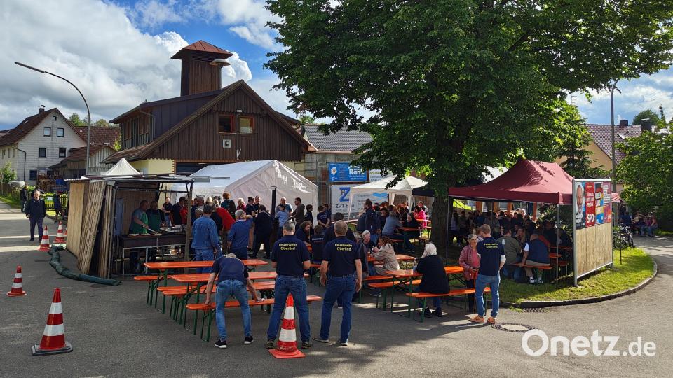 Eine kleine Pavillonstadt haben die Feuerwehrleute in diesem Jahr zum Oberlinder Dorffest vor dem Feuerwehrgerätehaus aufgebaut. Bild: dob
