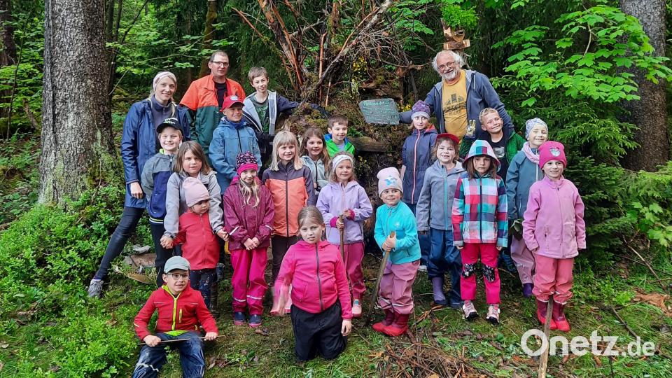 Mit viel Kreativität und Engagement haben 19 Kinder aus Waldmaterial eine Burg geschaffen. Bild: Fichtelgebirgsverein/exb