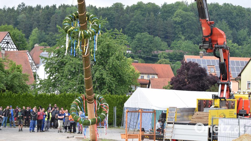 Ausnahmsweise wurde in diesem Jahr der Baum mit der Hilfe eines Krans aufgestellt. Bild: no