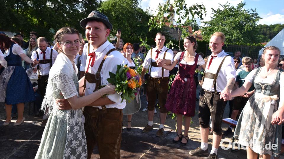 Das Oberkirwapaar Laura Purrer und Clemens Gradl beim Ehrentanz um den Baum. Bild: no