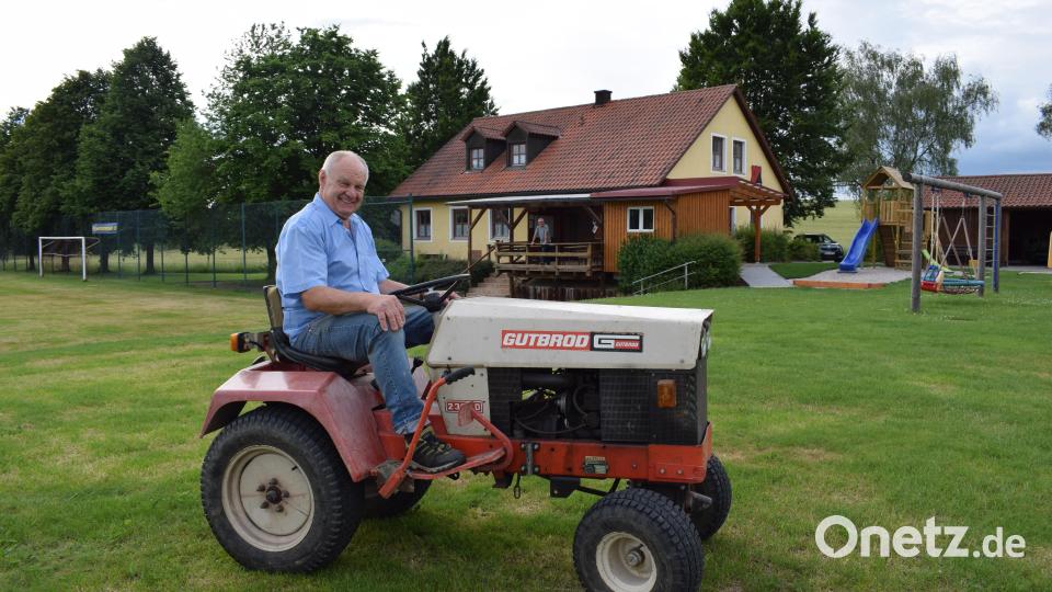 Ludwig Fütterer wie man ihn kannte: Fast täglich werkelte er auf dem Sportgelände des SV Wurz. Am liebsten saß er auf dem kleinen Bulldog und mähte Rasen. Der Aktivposten des Vereins verstarb am 27. Mai plötzlich im Alter von 73 Jahren. Bild: szl