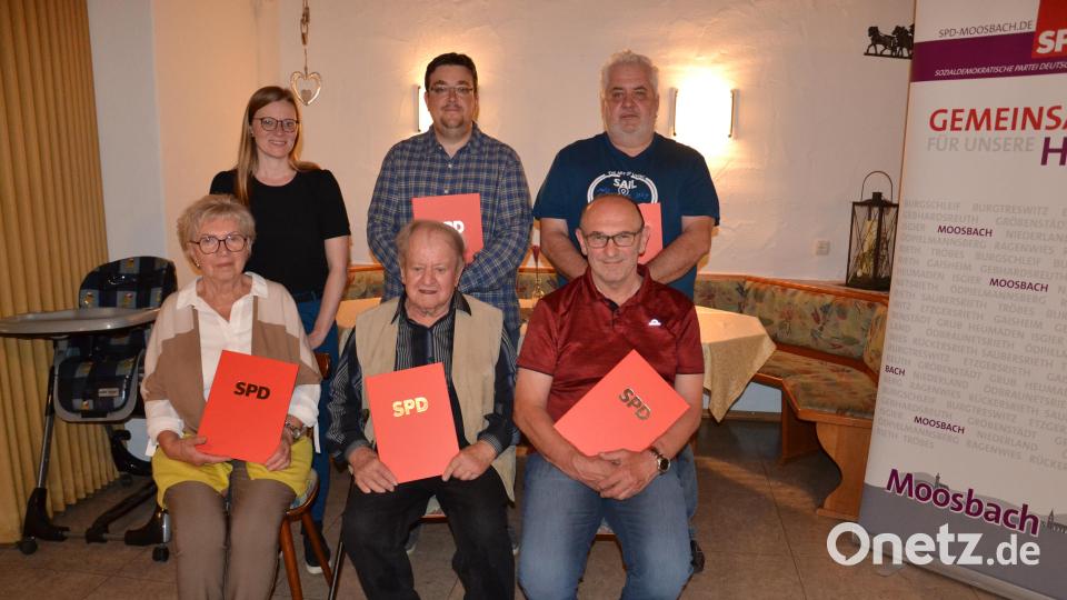 Bei der Jahreshauptversammlung wurden langjährige Mitglieder geehrt: Agnes Bast für 45 Jahre, Georg Schönberger 40 Jahre und Hans Maier für 35 Jahre (vorne, von links). Martin Forster für 40 Jahre und Christopher Hanauer für 15 Jahre (stehend, von rechts). Bild: Peter Garreiss