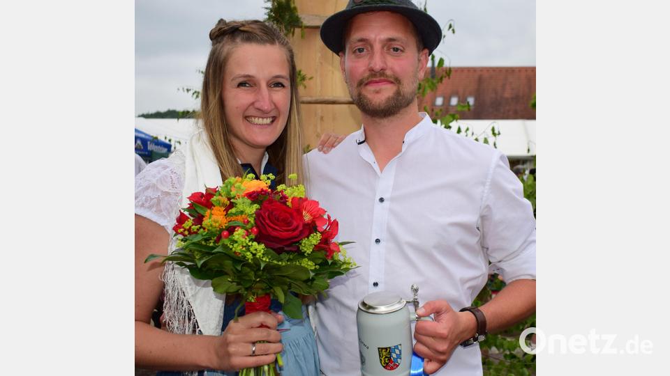 Annika und Manuel Pickel sind das Oberkirwapaar beim Austanzen der Ehemaligen am Montag. Bild: no