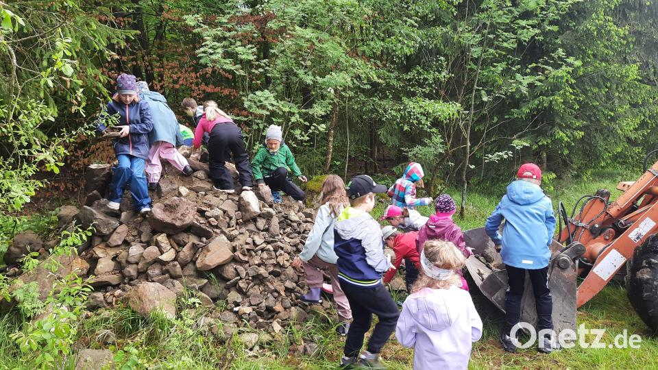 Kinder und Jugendliche beim Werkeln. Bild: Fichtelgebirgsverein/exb