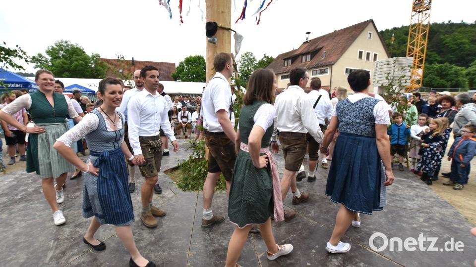 14 ehemalige Kirwapaaren zeigten am Montag, dass sie tänzerisch und gesanglich noch nichts verlernt haben. Bild: no