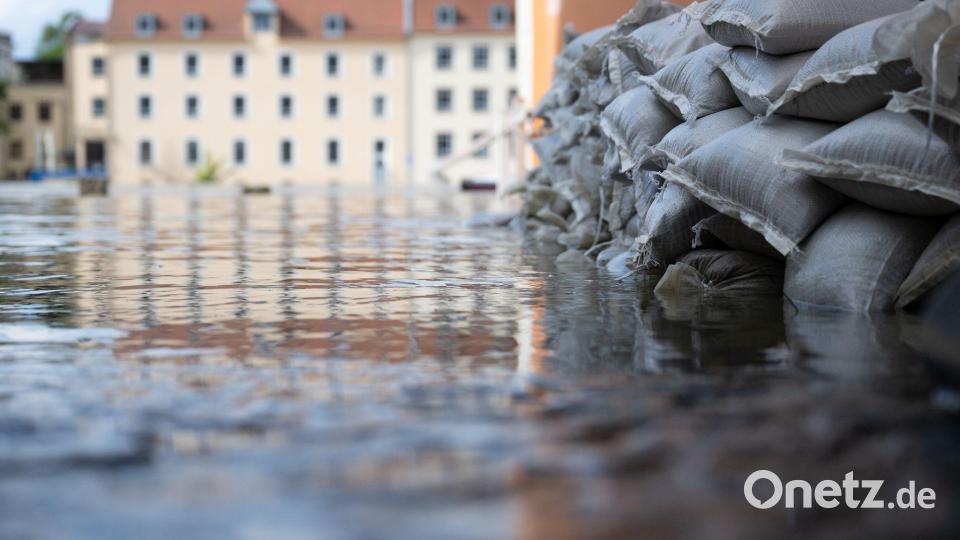 Sandsäcke schützen in der Altstadt am Donauufer die Einfahrt von einer Garage. Seit Tagen kämpfen die Helfer in Bayern gegen die Flut und ihre Folgen. Bild: Sven Hoppe/dpa