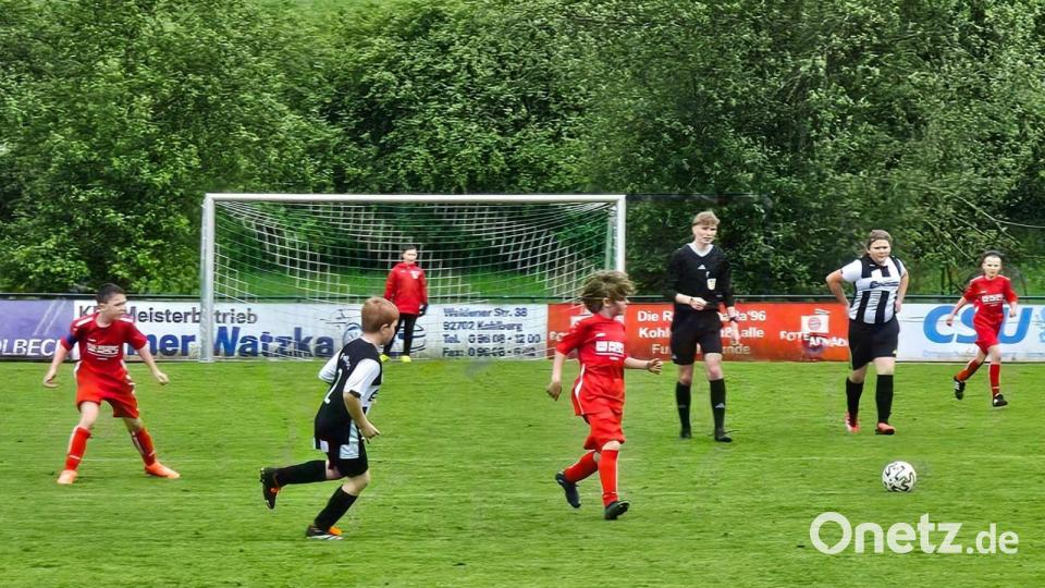 Regen stört die jungen Spieler nicht. Bild: hme