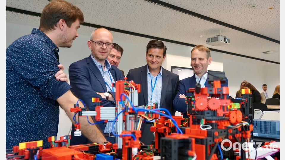 Weidener Richter und Staatsanwälte besuchen die Weiden Business School. Bild: jut