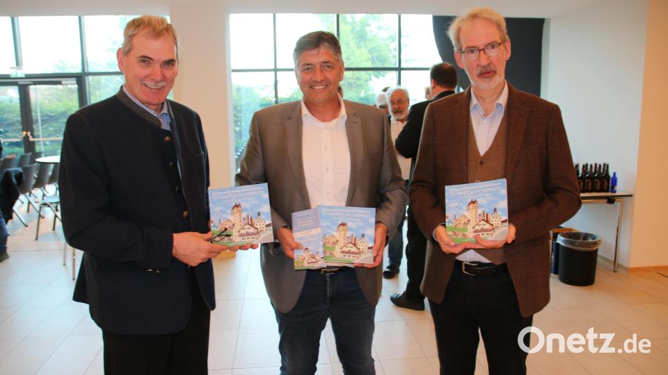 Die Festschrift &quot;Oberpfalz trifft Amerika - Heimat auf Zeit&quot; ist ab sofort erhältlich. Vizepräsident des Oberpfälzer Kulturbundes Erich Tahedl, Bürgermeister Edgar Knobloch und Redakteur Manfred Knedlik halten es für ein gelungenes Werk. Bild: sne