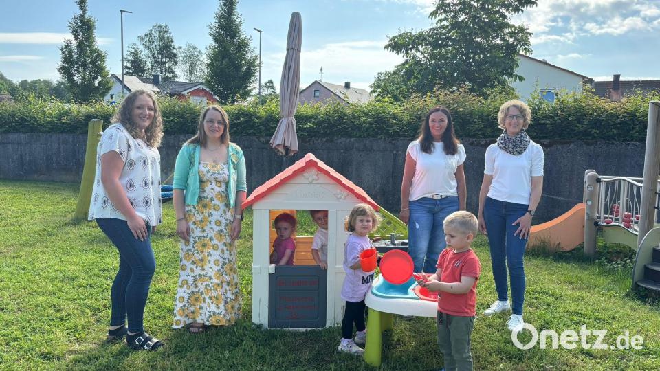 Von links Gina Schönberger (Kinderpflegerin), Stefanie Tanner (1. Vorsitzende Elternbeirat), Martina Eckert (Erzieherin), Anja Schmidt (2. Vorsitzende Elternbeirat) Bild: Kinderhaus St. Barbara/exb