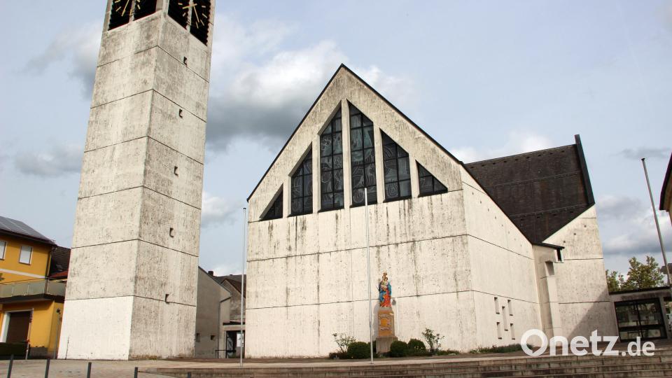 Die bauliche Anlage der Kirche in Kreuzform verweist auf die Mitte der christlichen Botschaft. Auch der Raum ist auf eine Mitte-Wirklichkeit des Glaubens hin konzipiert. Bild: lep