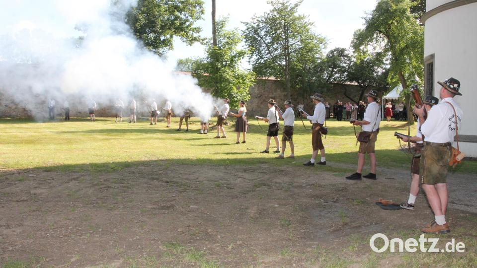 Böllerschützen feuern den Startschuss zum 73. Bayerischen Schützentag ab. Bild: pi
