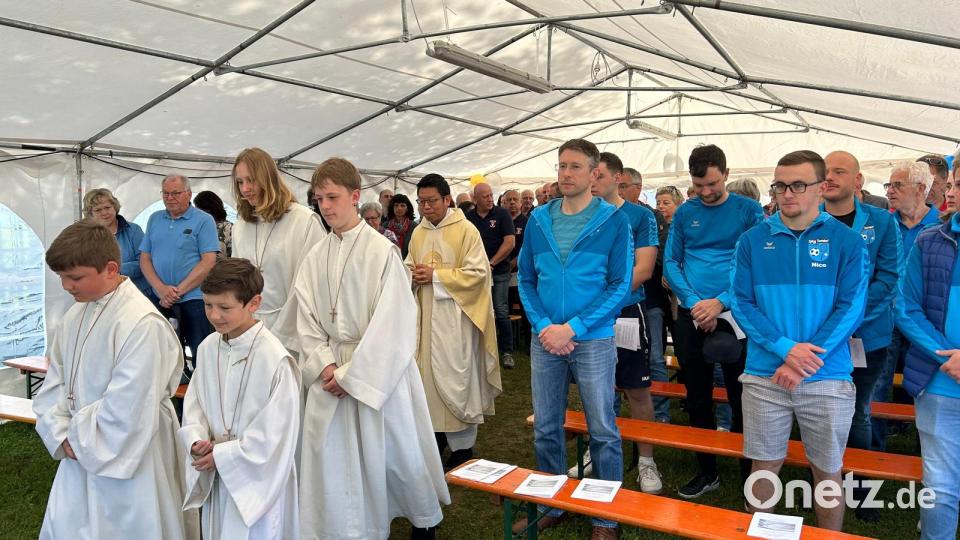 Pater Samuel spendete der SpVgg seinen Segen. Bild: SpVgg Thurndorf/exb