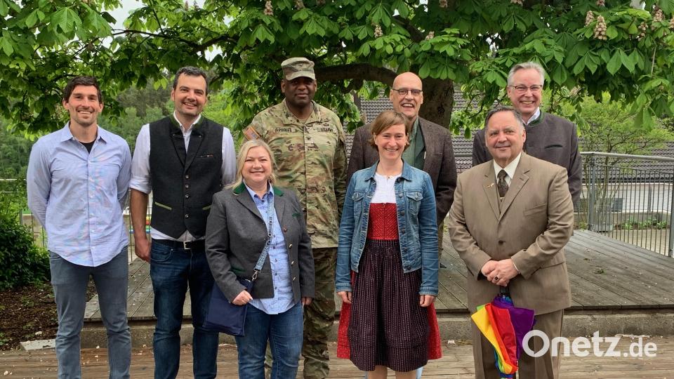 Schulleiter Harald Olschner und die Fachschaft Englisch hießen die Gäste aus Grafenwöhr willkommen. Bild: USAG Bavaria, Public Affairs/exb