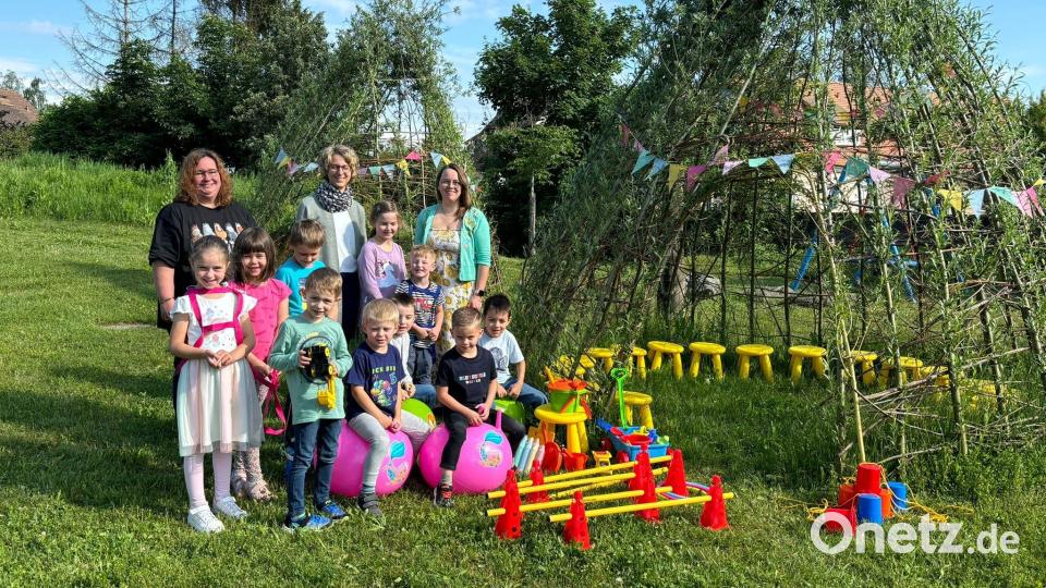 Anja Kellerman (stellvertretende Kinderhausleitung), Anja Schmidt (2. Vorsitzende Elternbeirat), Stefanie Tanner (1. Vorsitzende Elternbeirat) freuen sich mit den Kindern über die neuen Spielsachen (von links). Bild: Kinderhaus St. Barbara/exb