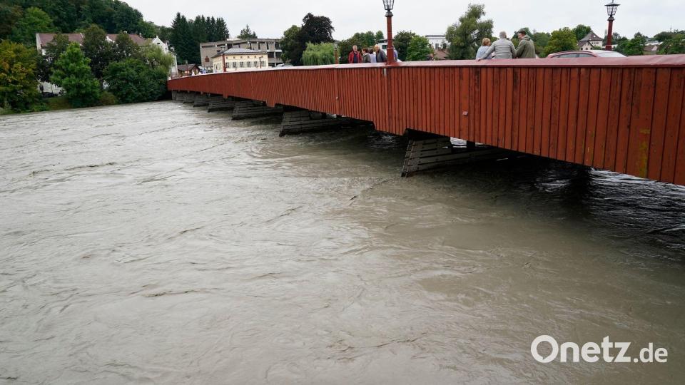 Schaulustige beobachten von einer Brücke aus den Wasserstand. Archivbild: Uwe Lein/dpa