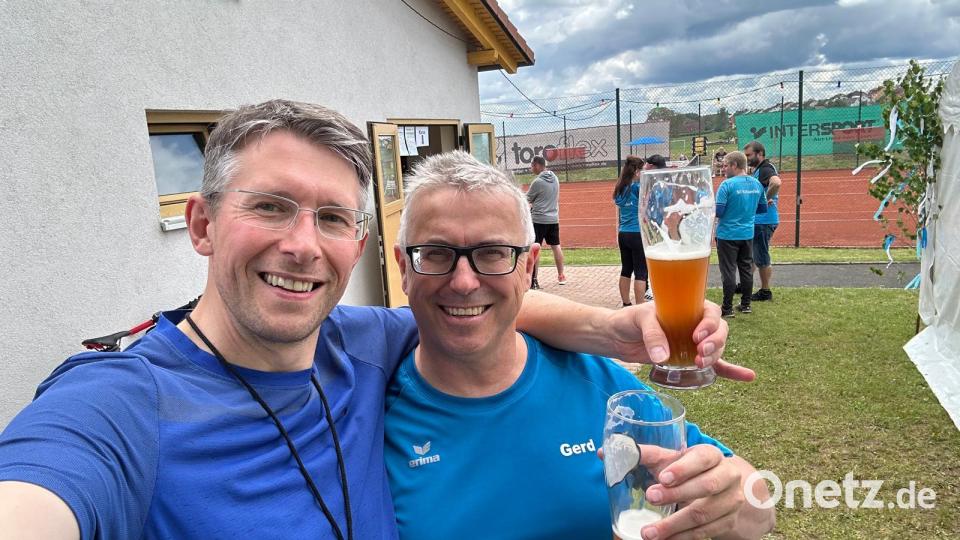 Vorsitzender Gerhard Oberst und sein Stellvertreter Florian Oberst stoßen auf die nächsten 40 Jahre für die Spielvereinigung Thurndorf an. Bild: SpVgg Thurndorf/exb
