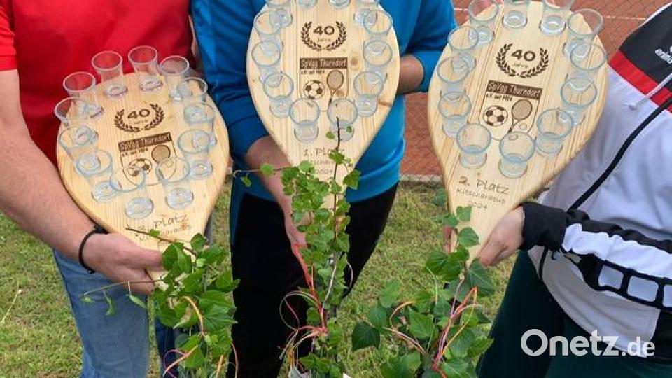 Die drei Preise des Kitscharacups hatten die Form von Tennisschlägern. Bild: SpVgg Thurndorf