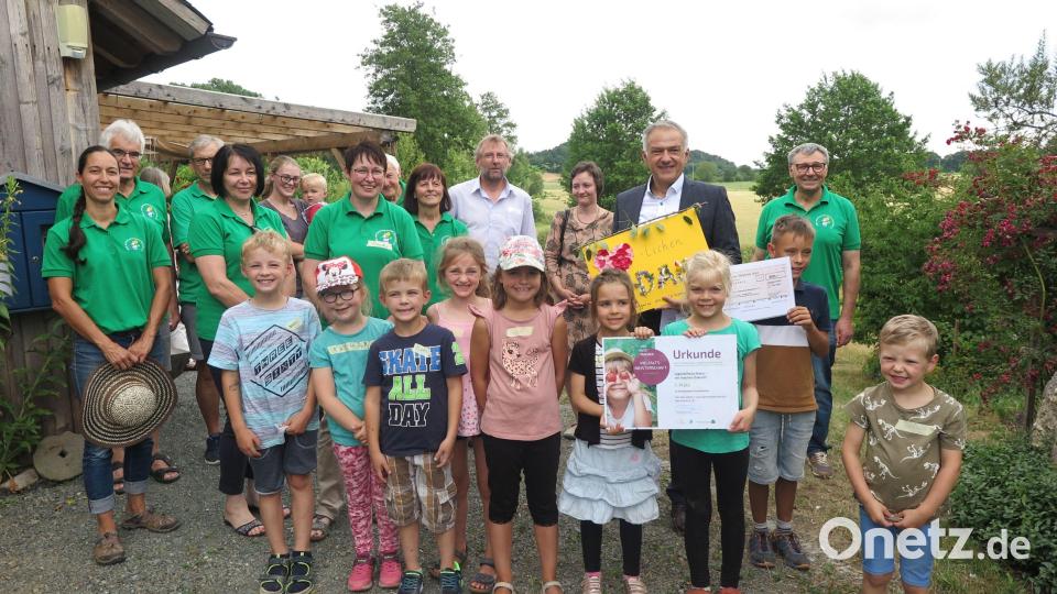 Ein großer Erfolg für den Nachwuchs des Kemnather Obst- und Gartenbauvereins: Landrat Roland Grillmeier (hinten, Zweiter von rechts) zeichnete die Mädchen und Buben 2022 für ihren ersten Platz im Kreisverband beim Jugendwettbewerb &quot;Vielfaltsmacher&quot; aus. Bild: OGV Kemnath/exb