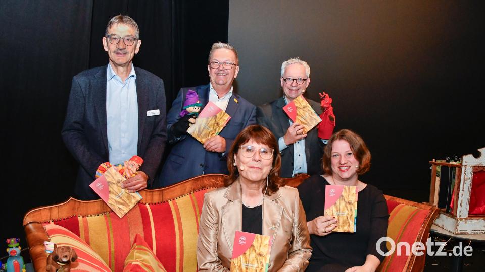 Bei der Präsentation des neuen Theater- und Konzertprogramms im Stadttheater (von links): Reiner Volkert, Martin Preuß, Ingeborg Alice Waldherr, Fabian Kern und Barbara Hauck. Bild: Petra Hartl