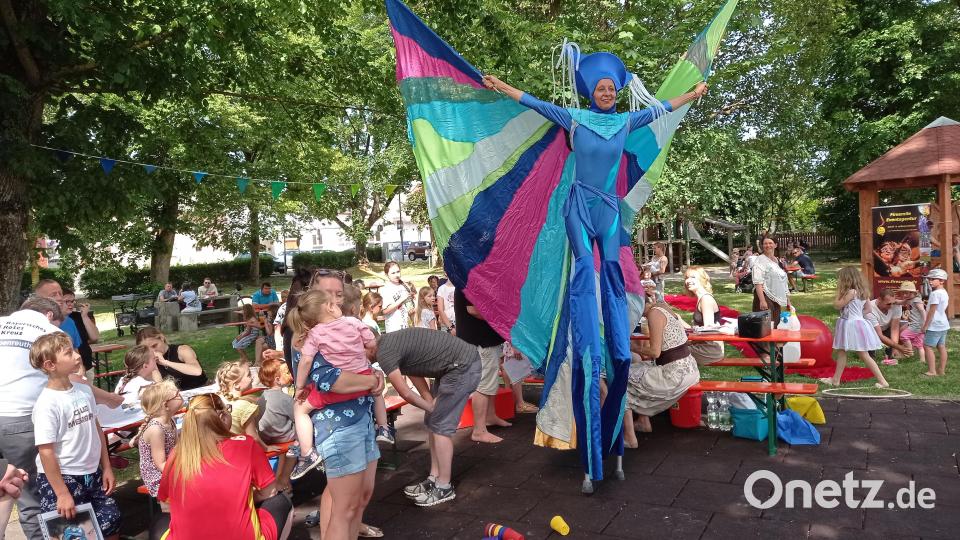 Ein echter Hingucker sind die Stelzenläufer in ihrem bunten Outfit. Archivbild: fpoz
