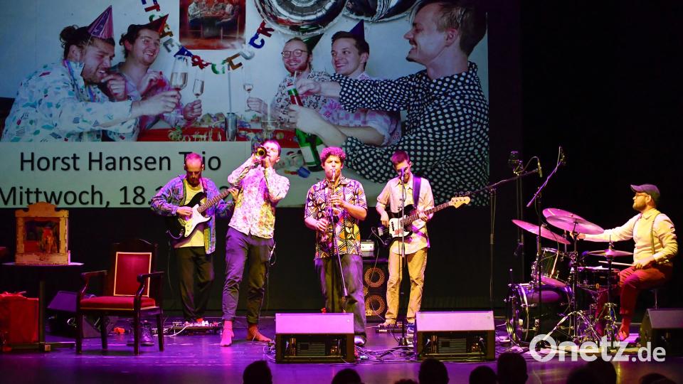 Stadttheater Amberg: Vorhang auf für die neue Spielzeit. Bei der Präsentation des neuen Theater- und Konzertprogramms stand auch das Horst Hansen Trio auf der Bühne. Bild: Petra Hartl