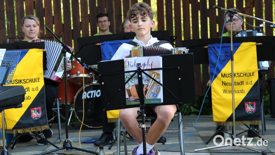 Ein echtes Talent, das bei Jürgen Eckert an der Neustädter Musikschule sein Instrument lernt, ist der 13-jährige Max Haberkorn aus Mitterteich. Er glänzte als Solist der Musikschule bei der ersten Sommer-Serenade in der Freizeitanlage. Bild: prh