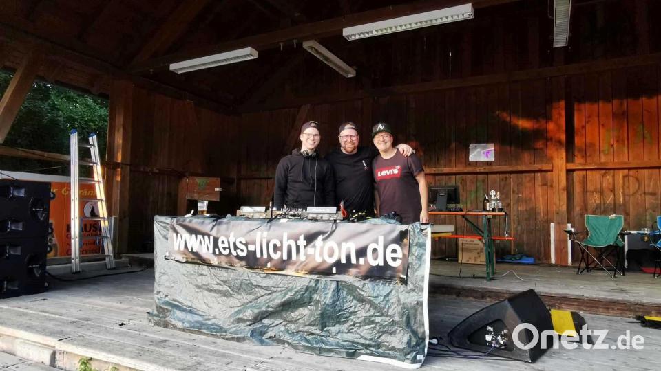 Der Veranstalter und DJ Michael Braun (Bildmitte) von der Disco &quot;La Belle&quot; aus Waidhaus organisiert die Beachparty in Eslarn. Bild: gz