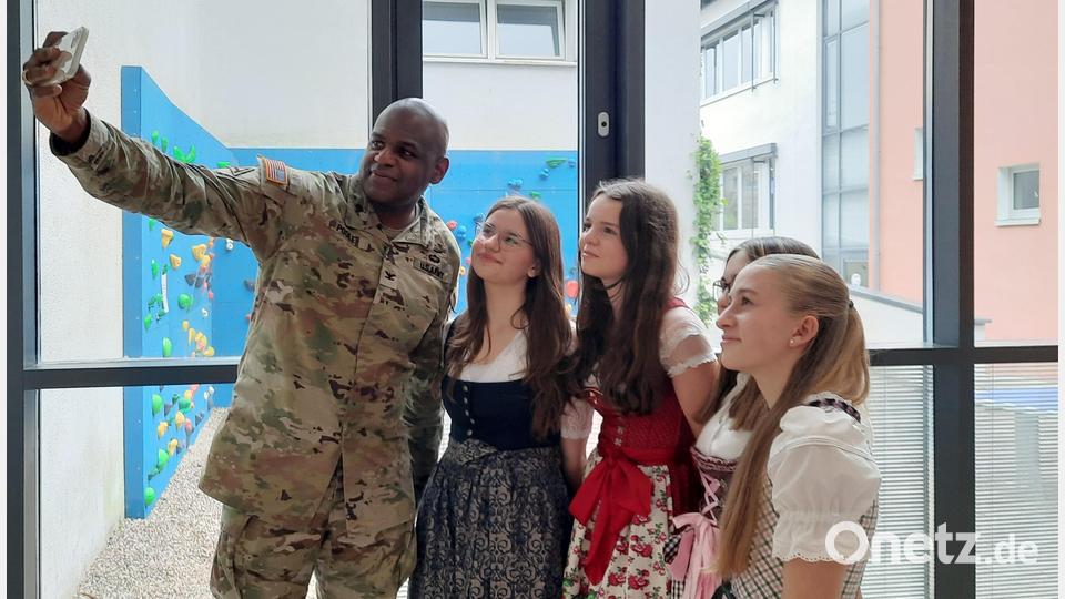 Die deutschen Schüler nutzen die Gelegenheit zu einem Selfie mit Colonel Kevin A. Poole. Bild: Florian Ackermann/exb