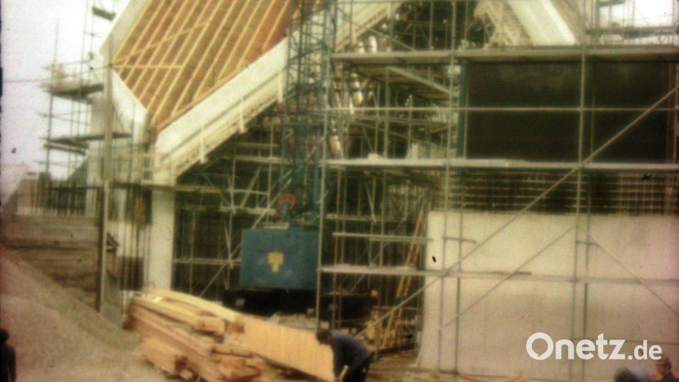 Grundsteinlegung der Kirche war am 8. Oktober 1972 unter Pfarrer Adolf Schultes. Nach 19monatigen Bauzeit wurde im Mai 1974 die Pfarrkirche von Bischof Dr. Rudolf Graber feierlich eingeweiht. Bild: exb; Pfarrgemeinderat/Richard Zeitler