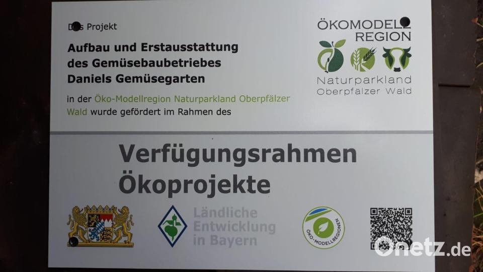 Der Vohenstraußer Daniel Riebl hat für den Eingang zu seinem ökologischen Gartenparadies dieses auf seinen Namen lautende Förderschild erhalten. Bild: bey