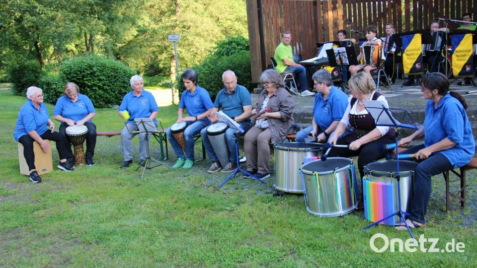 Das Percussions-Ensemble der Musikschule unter der Leitung von Josef Langgärtner (Fünfter von links) trat erstmals bei der Sommer-Serenade auf. Bild: prh