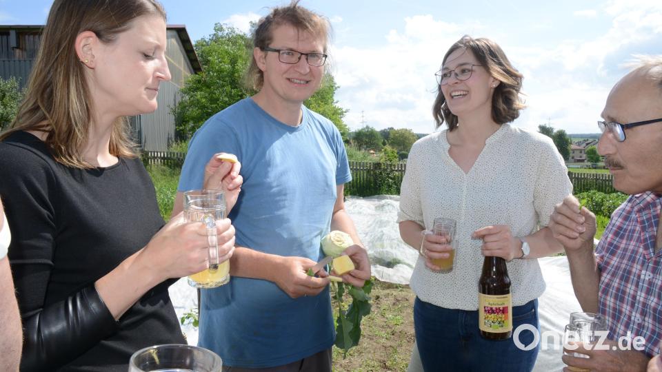 Statt Schampus gibt es bei der kleinen Feier reinen Apfelsaft und Schnittchen vom Kohlrabi, frisch vom Beet von Daniel Riebl (Zweiter von links). Bild: bey