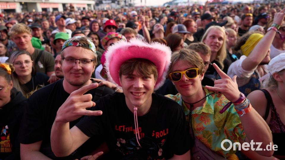 Fans beim Auftritt derRockband „Queen s of the Stone Age“ beim Open-Air-Festival „Rock am Ring“. Bild: Thomas Frey/dpa