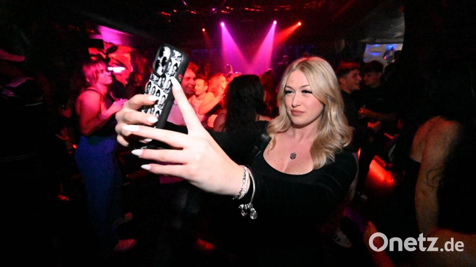 Larissa fotografiert sich im &quot;Insta-Club&quot; Bossy in München. Bild: Felix Hörhager/dpa