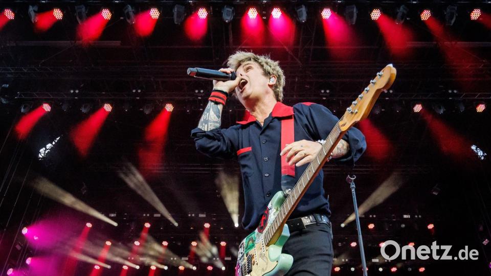Frontmann Billie Joe Armstrong von Green Day beim Open-Air-Festival &quot;Rock im Park&quot;. Bild: Daniel Karmann/dpa