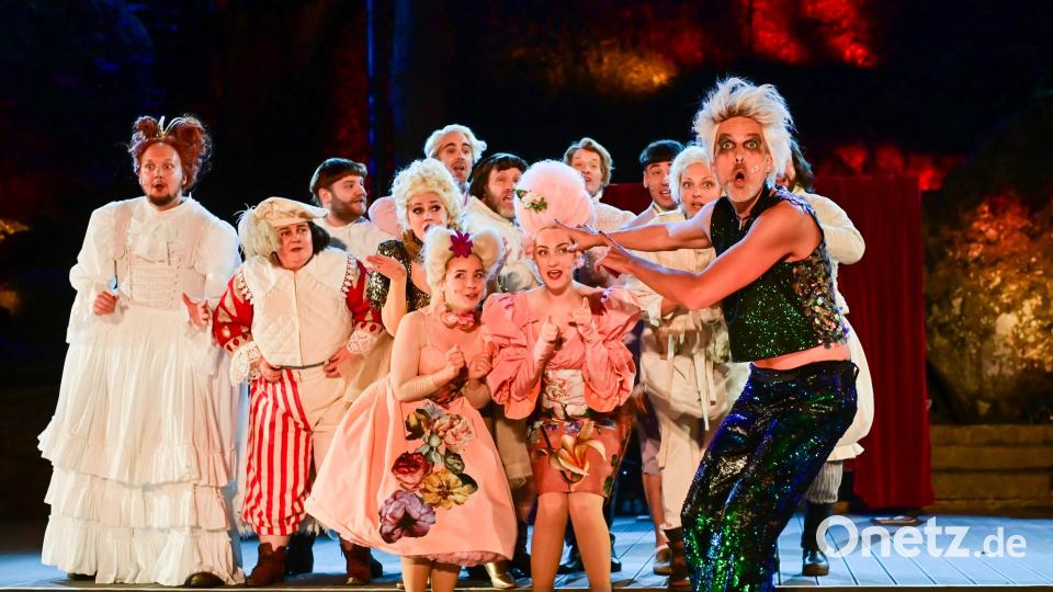 Mit einer fulminanten Ensemble-Leistung in Shakespeares &quot;Sommernachtstraum&quot; wurde die Abendspielzeit der Luisenburg-Festspiele eröffnet. Bild: Miedl/Luisenburg-Festspiele