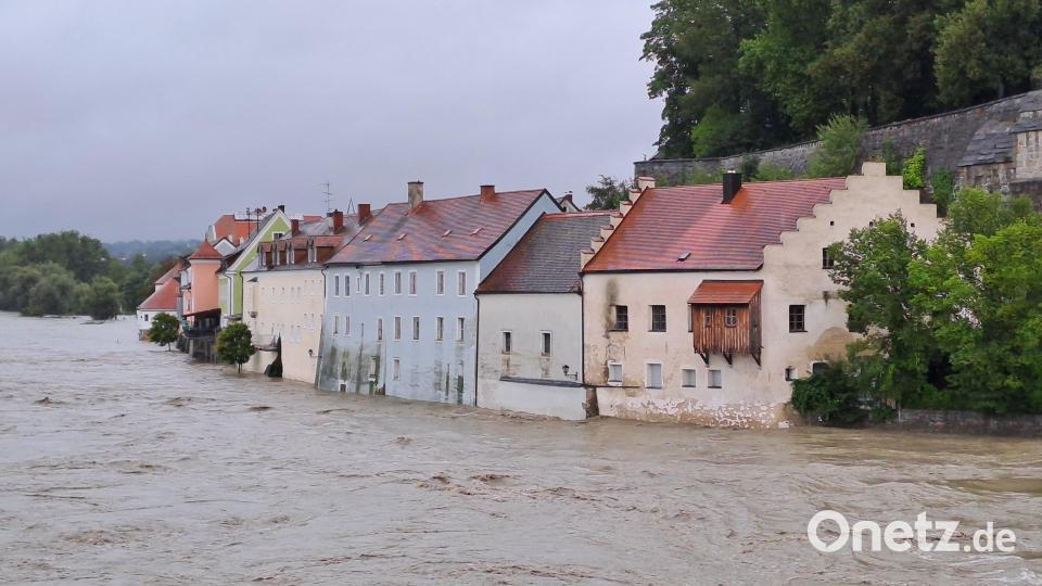 Hochwasser umgibt die Häuser an der Inn-Promenade. Nach den heftigen Regenfällen in Teilen Österreichs hat sich die Hochwasserlage leicht entspannt. Bild: Ulrike Elisabeth Innthaler
