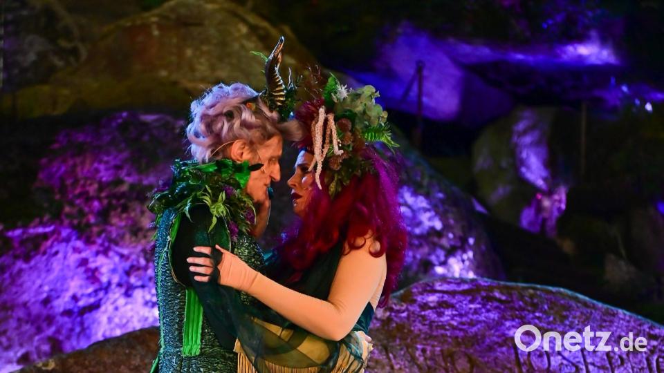 Die Befindlichkeiten von Oberon (Paul Kaiser) und Titania (Nikola Norgauer) sorgen für zahlreiche Komplikationen im Zauberwald bei der Premiere von Shakespeares &quot;Sommernachtstraum&quot;. Bild: Miedl/Luisenburg-Festspiele