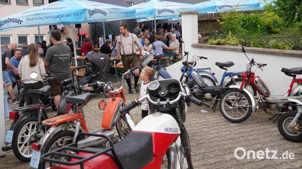 Mit Mofas und Mopeds sind viele Gäste zum Straßenfest der Mofa- und Mopedfreunde gekommen. Bild: fvo