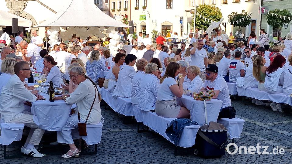 Der erste Sommerabend ganz in Weiß kommt gut an. Rund 200 Besucher genießen das vom Stadtmarketing organisierte &quot;Diner en blanc&quot;. Bild: R. Kreuzer