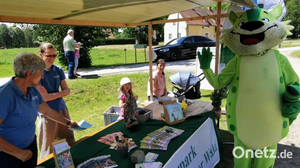 Am Stand vom Naturpark gab&#039;s auch für das Grüne-Band-Maskottchen &quot;Bandi&quot; etwas zu entdecken. Bild: gz