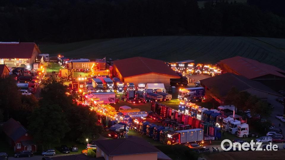 Beeindruckend: Die Lichtershow der Trucker bei Dunkelheit. Bild: Roland Ried