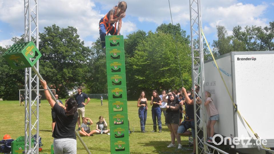Ganz schön wacklig da oben. Ida Leinert vom Bechtsriether Team schafft zwölf Kästen. Bild: fz