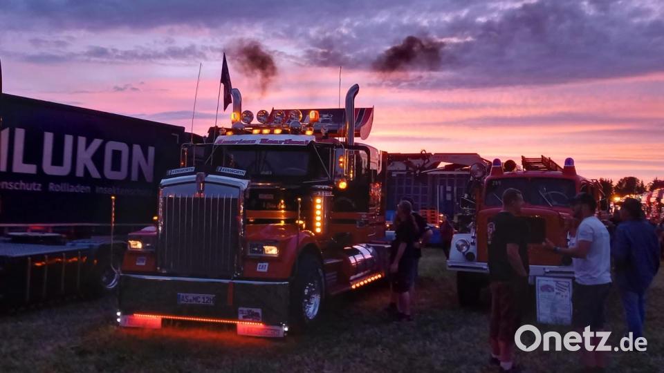 Fast wie aus einem Bilderbuch zur Route66 sah dieser beleuchtete Truck vor dem Sonnenuntergang aus. Bild: tok