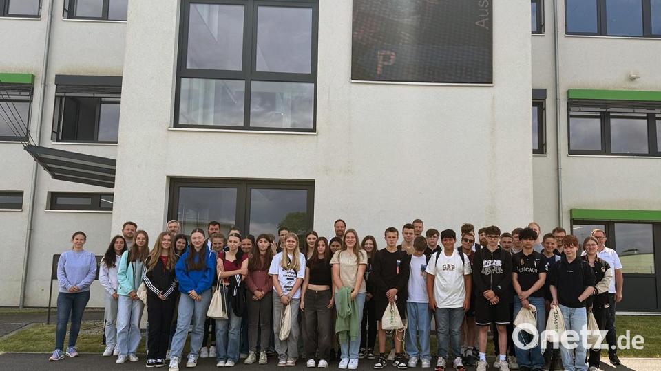Die Kemnather Realschüler tauchten für rund drei Stunden in die LED-Technikwelt von Microsyst ein. Mit im Bild u. a. der geschäftsführende Gesellschafter Harald Kilian (rechts). Bild: Vera Lehmann/microsyst/exb